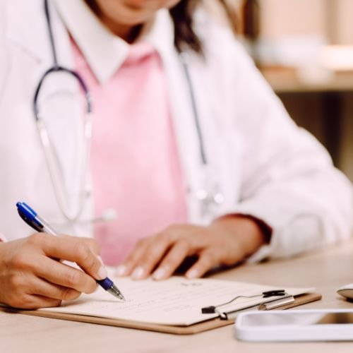 licencia médica retroactiva- médico haciendo receta